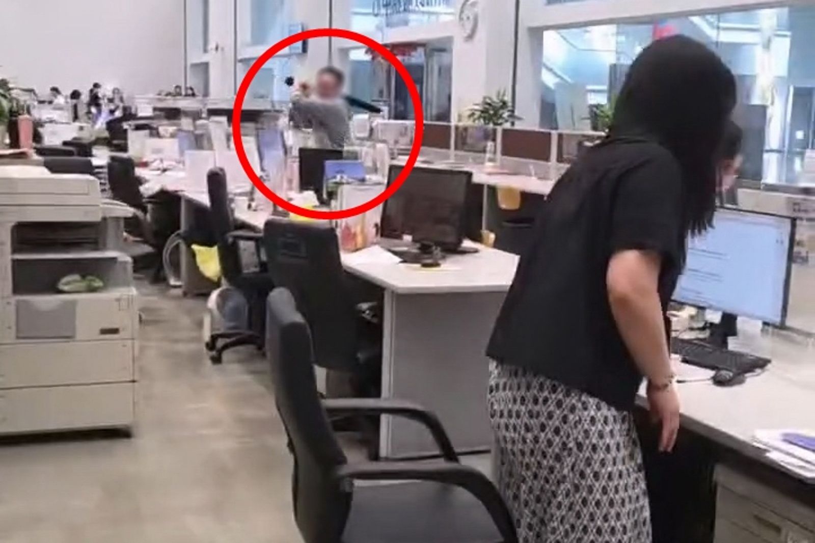 快訊/台中市府遭砸!詭異男闖聯合服務中心狂砸螢幕 「面帶詭笑」被警壓制