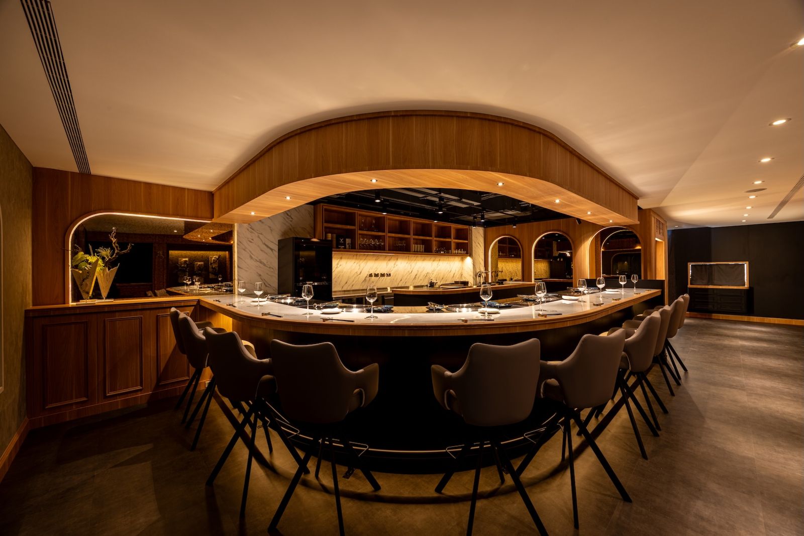 「八和和牛燒肉專門店 台中店」一樓吧台式座位，採半圓弧設計。