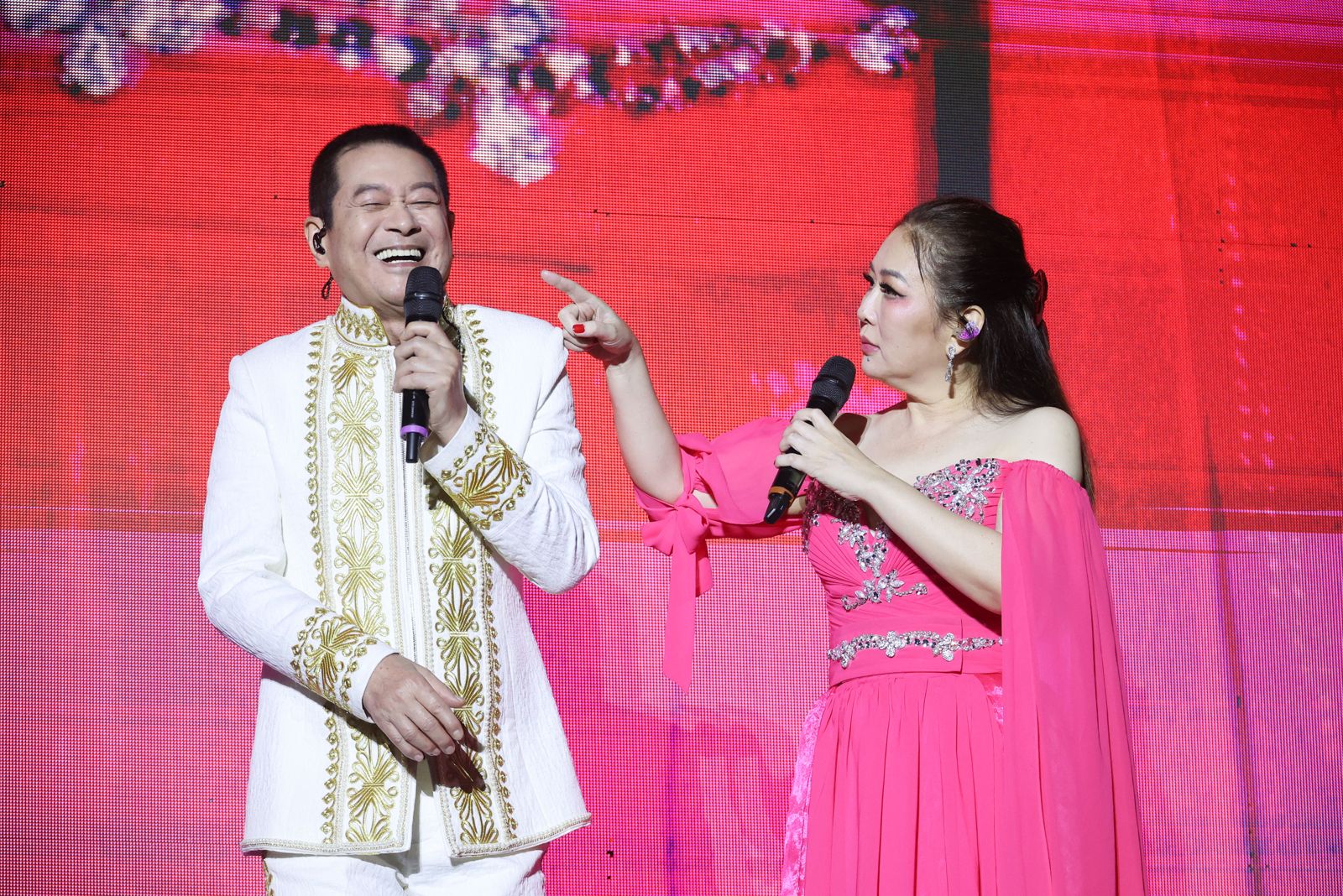 張秀卿在台上逗弄蔡小虎。名人演藝事業提供