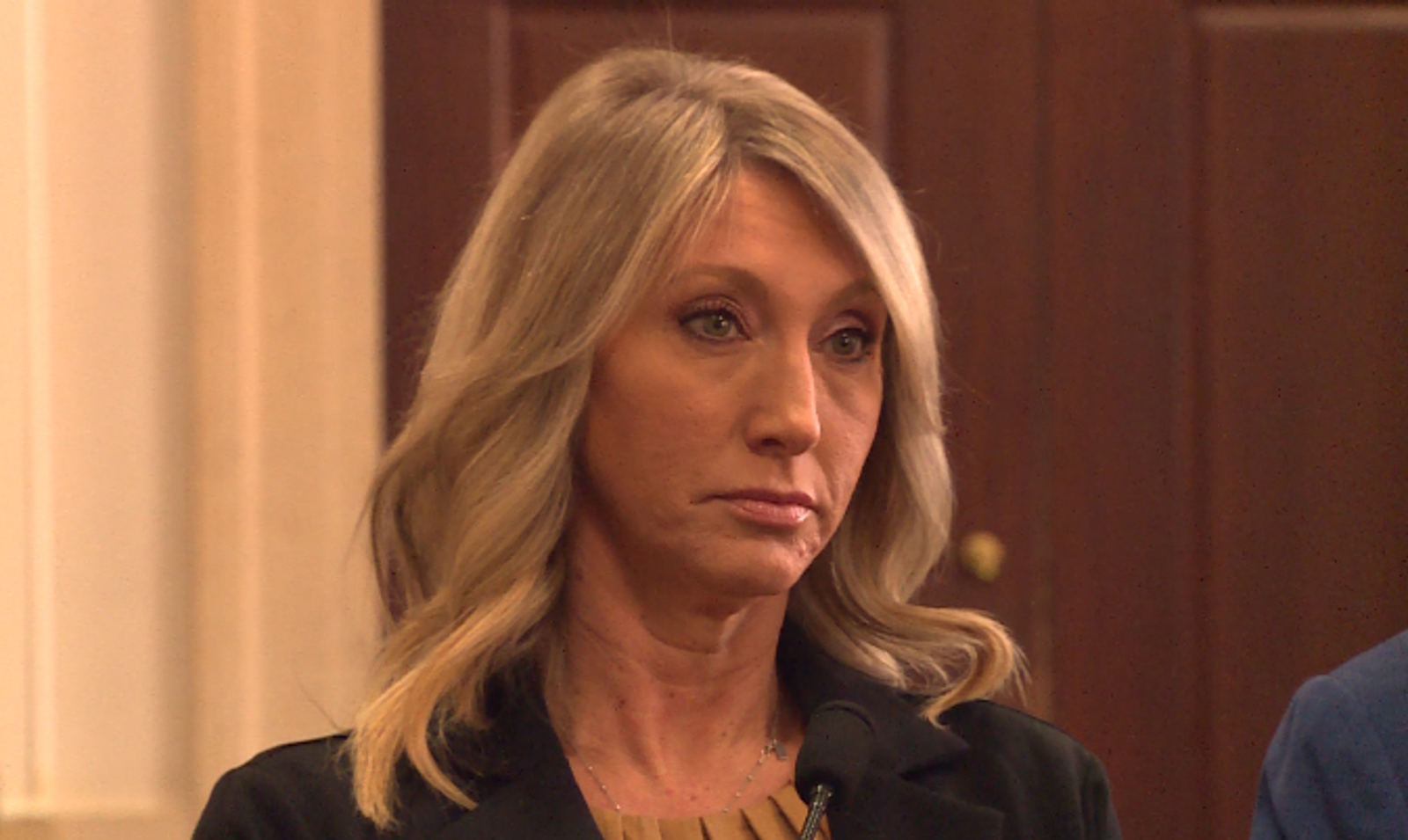 43歲女師多次激戰17歲高中生！學校辦公室也照玩「零用錢、考試答案誘他傳裸照」只判3年