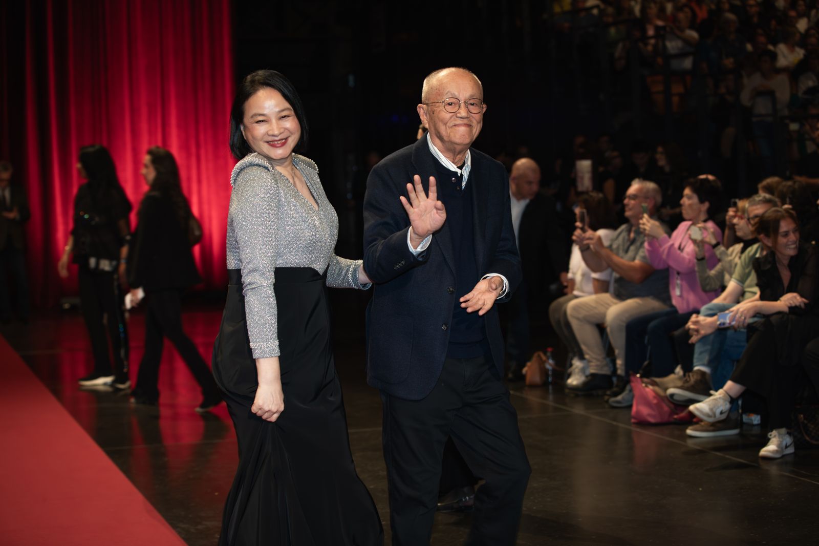 「以前不是太土就復仇女！」陸小芬萬米高空迎70大壽　銀裝美翻法國紅毯