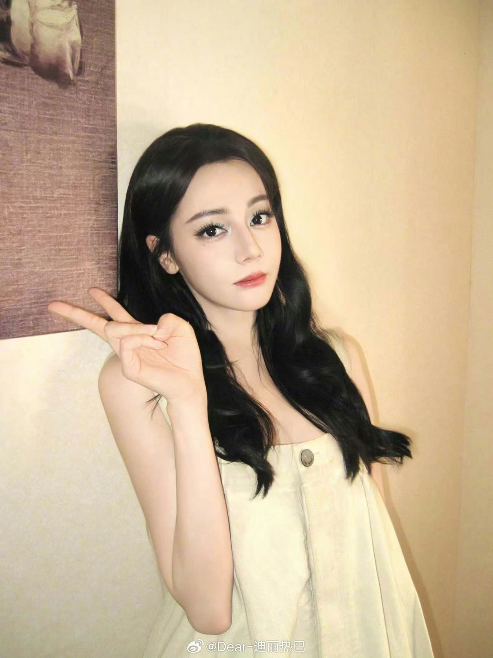 迪麗熱巴被指容貌與過去不同。翻攝微博