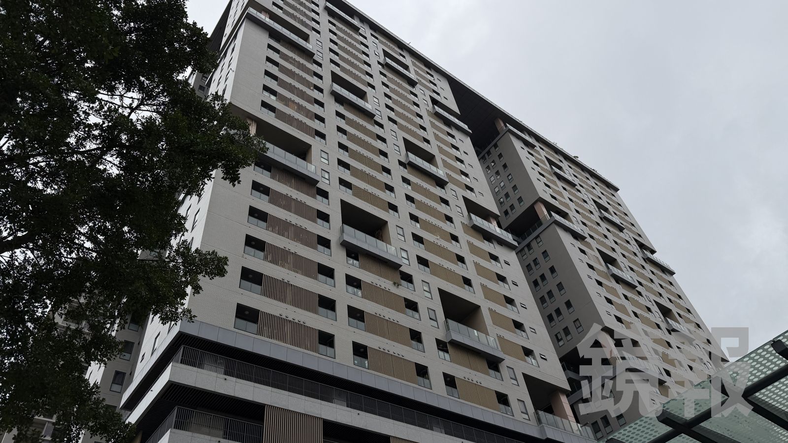北市信義區驚傳墜樓!男找女友人聊天突爬高處 警消苦勸7小時仍釀憾事