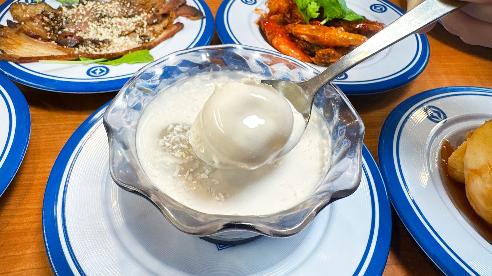 「Aho香濃椰奶糰子」，白玉口感很Ｑ彈，吸滿椰香。（藏壽司供圖）