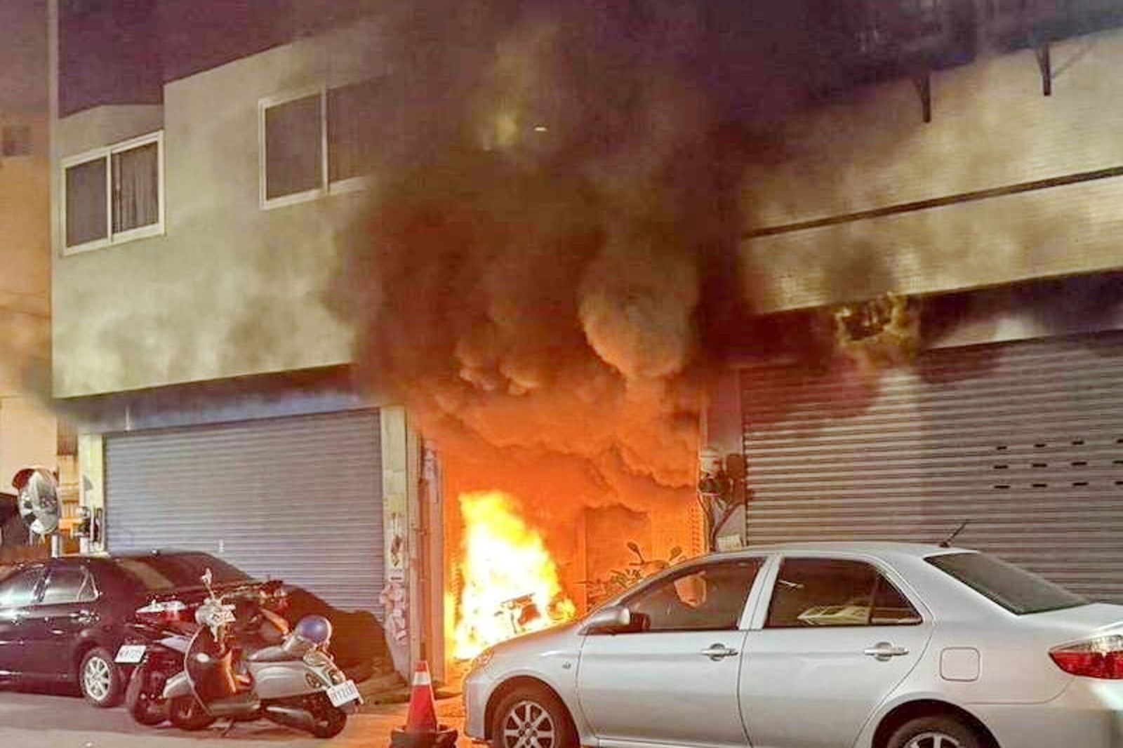 停放在集合式住宅一樓入口處的機車起火,火勢迅速向上延燒,現場濃煙密布。圖/民眾提供