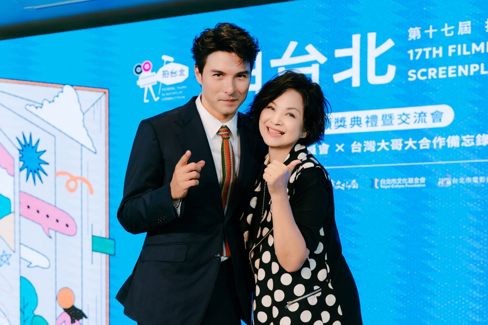 楊貴媚百貨公司前「人形立牌式跌倒」　驚曝疫情後唱歌會走音喉嚨毀了