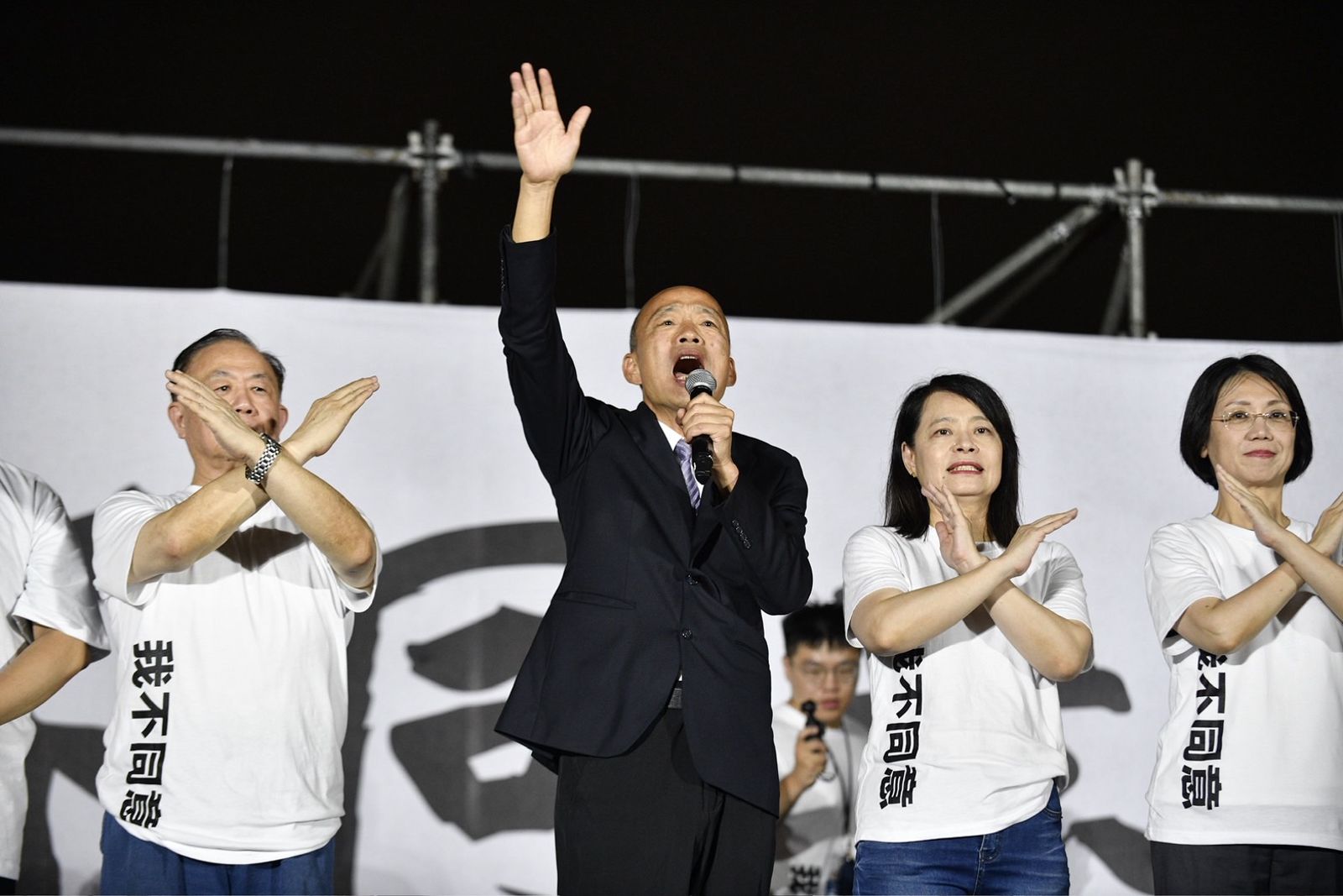 韓國瑜上台致詞時表示,台灣走到民主的今天,毀掉它,會是全台灣人民重大的損失。(圖/李智為攝)