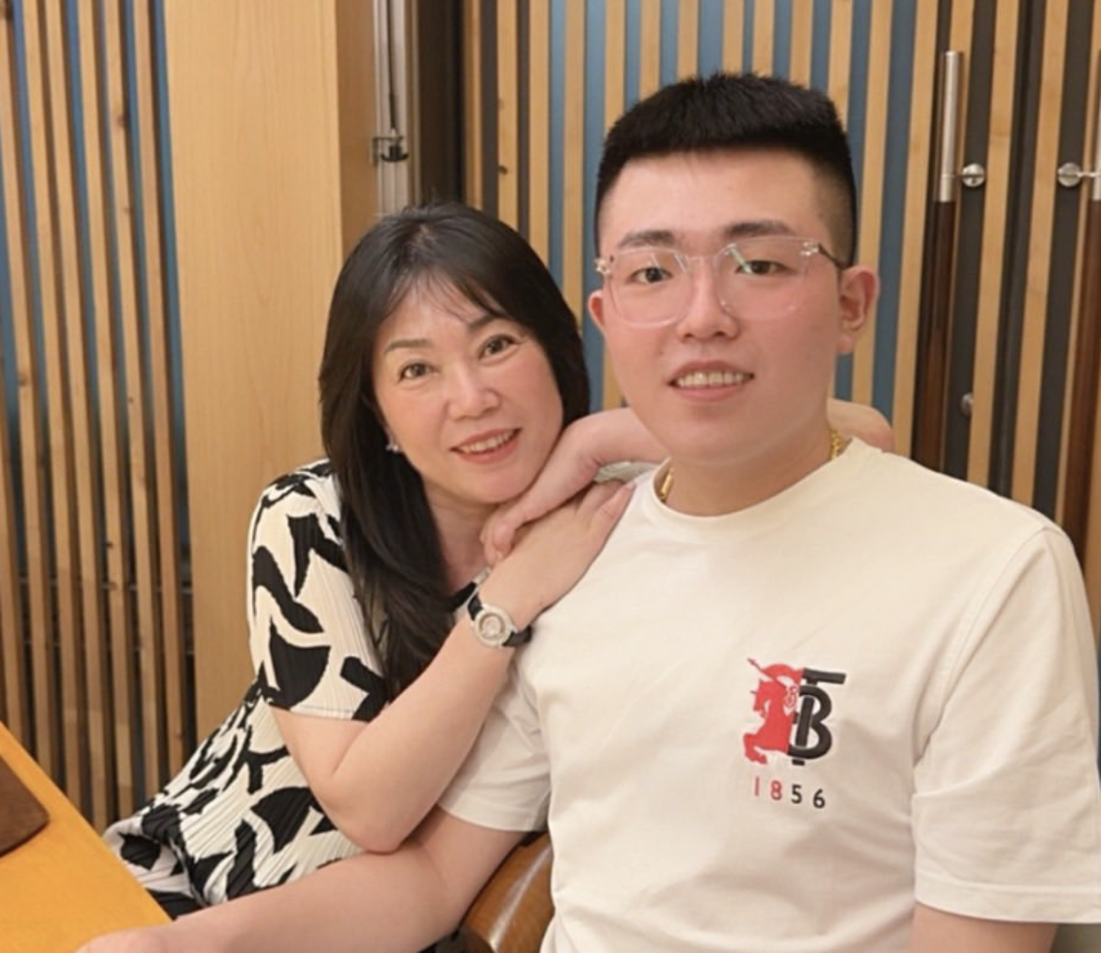 最痛的母親節!朝天宮董娘目送兒子上囚車 回憶「這件事」自責哭了:對不起