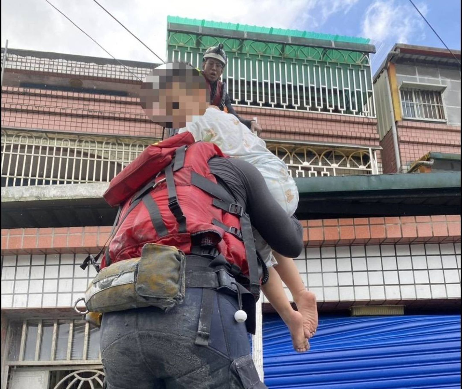 有片／「阿北，你踩我的腿過來！」搜救過程有洋蔥　屏東特搜扶老攜幼救出61人