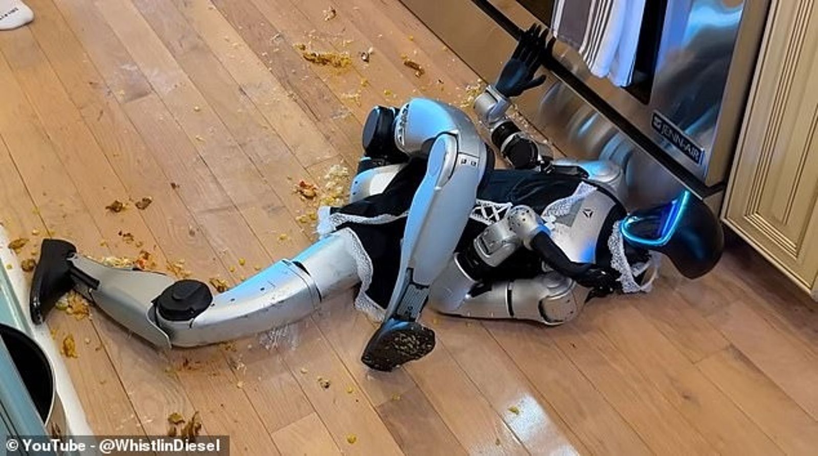 中國機器人慘遭霸凌!被逼穿女僕裝煮飯 最後滑倒重摔