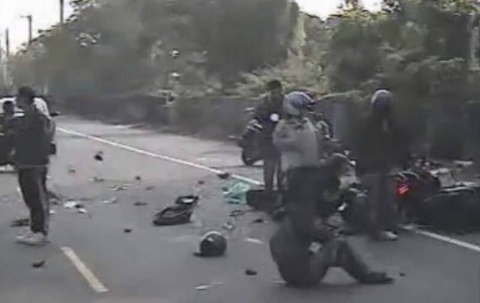 台南安定區西港大橋下往管寮堤防，發生1死7傷車禍。讀者提供車逆向衝撞多部機車事故，8人送醫。（讀者提供）