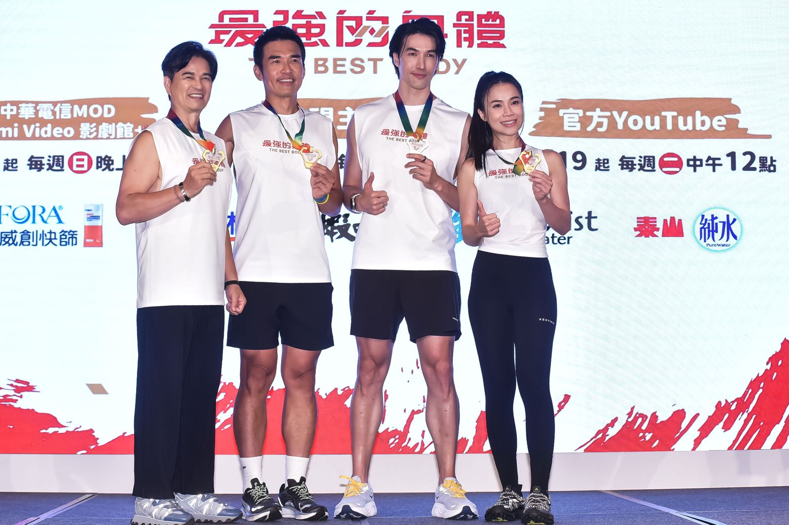 錦榮(右二)參加健身實境節目《最強的身體》。好看娛樂提供