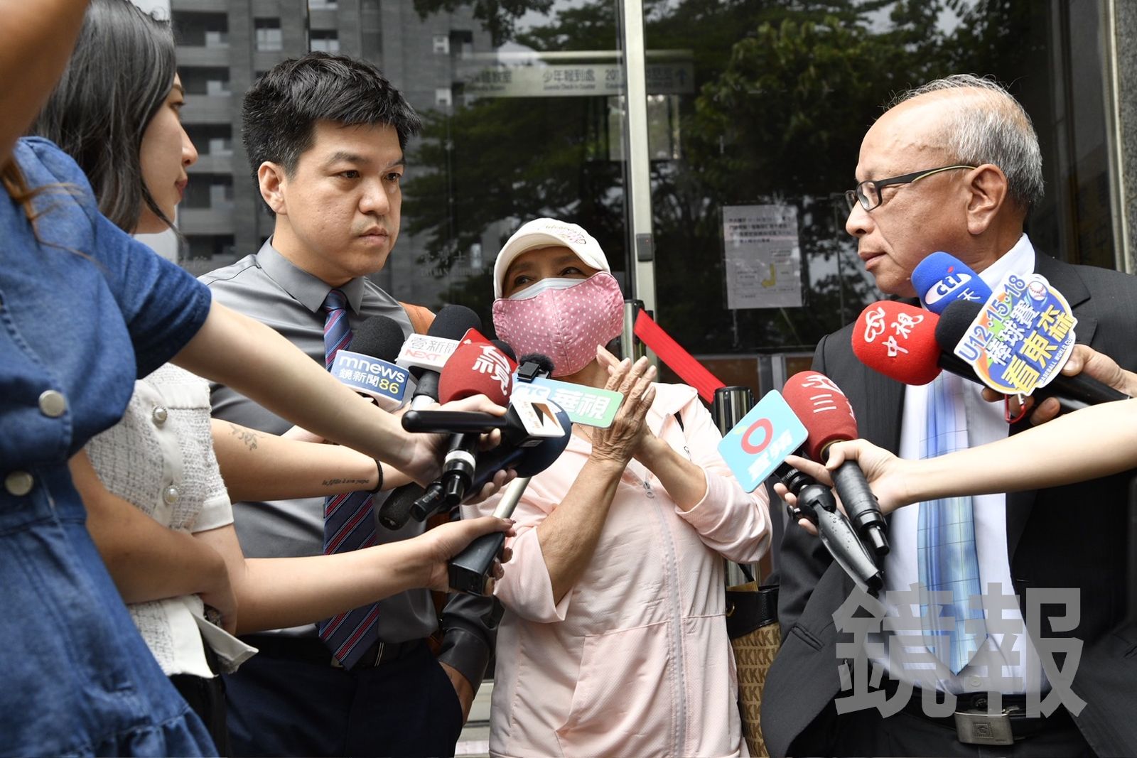陳麗如、律師黃當庭(左)、律師陳明正(右)。