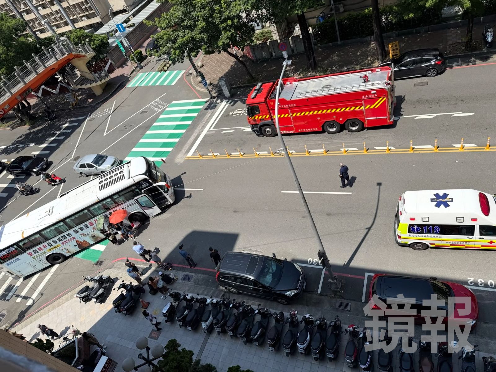 國光客運起步右轉，撞上新加坡籍婦人。圖／民眾提供