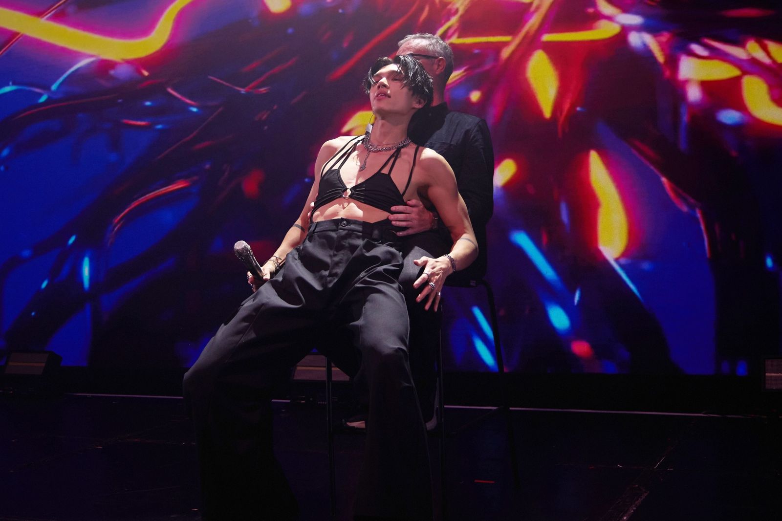 KIRE 英國二度開唱尺度更大　六塊肌戰袍挑逗粉絲爸「Daddy 磁鐵」 