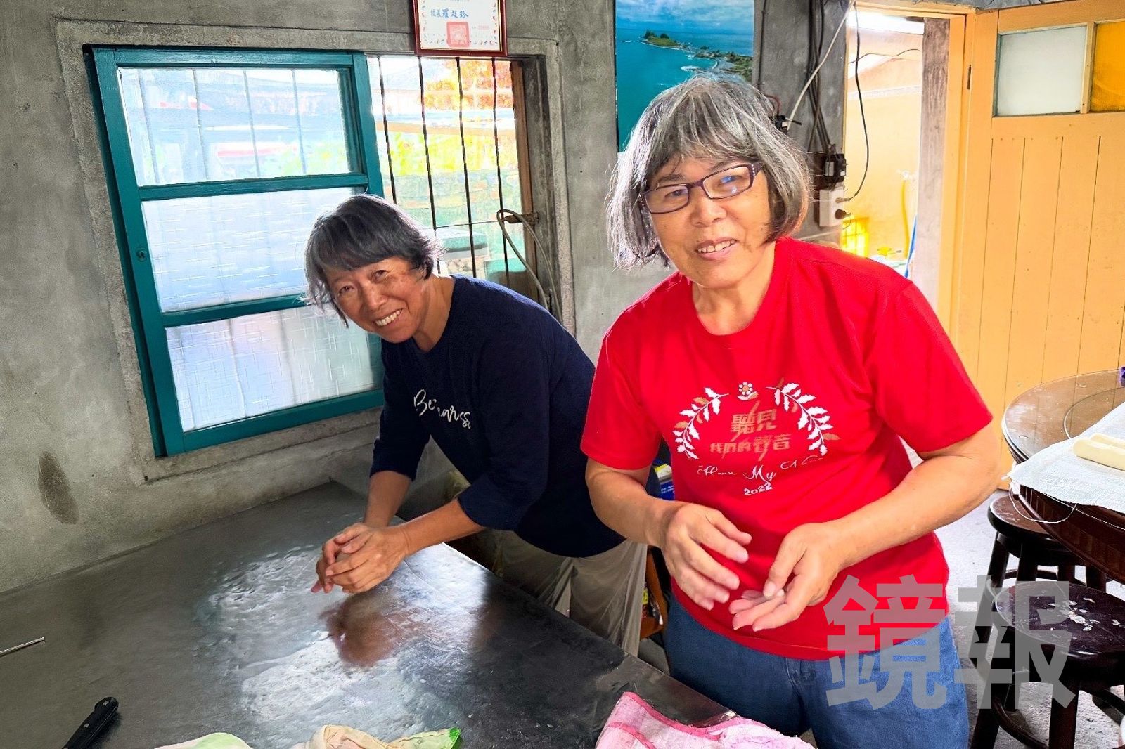 梁景錠（圖左）與妹妹梁香娥（圖右）傳承長輩在大陳島上做年糕的手藝。