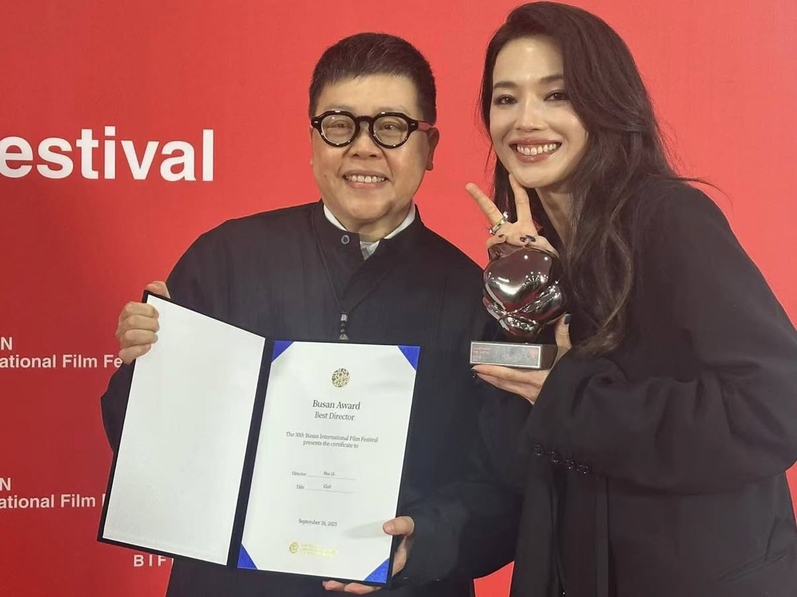 舒淇勇奪釜山最佳導演獎，與監製葉如芬合影。翻攝yeh_jufeng Threads