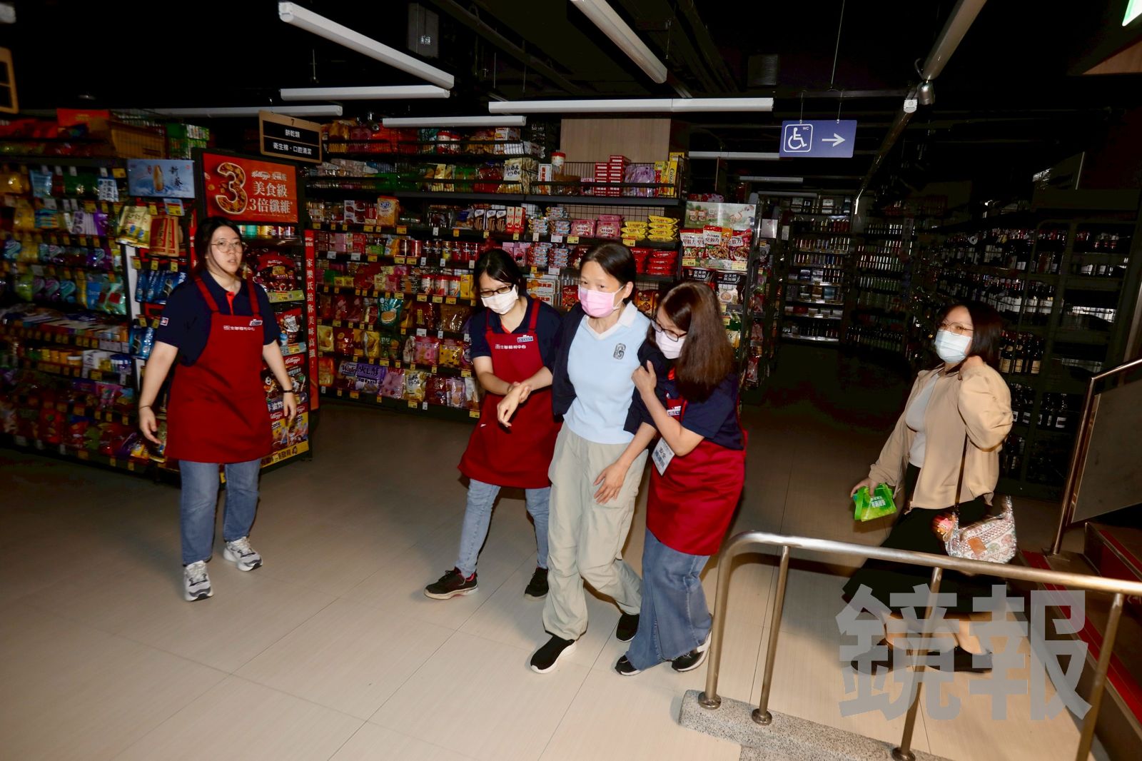 全聯福利中心今上午舉行防空疏散避難模擬演練，賣場發出防空警報，隨即暫停營業並關閉出入口，同時模擬停電並引導顧客前往地下室。（圖／林煒凱攝）