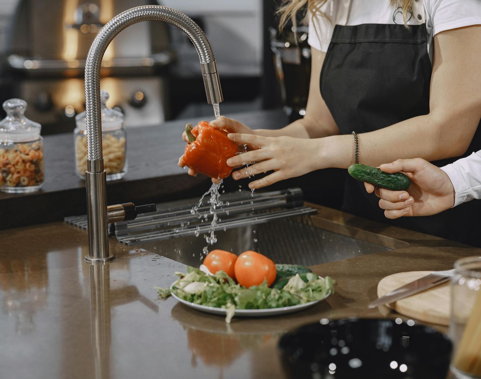 用鹽洗菜更危險！醫破解廚房常見食安迷思：農藥更容易滲透