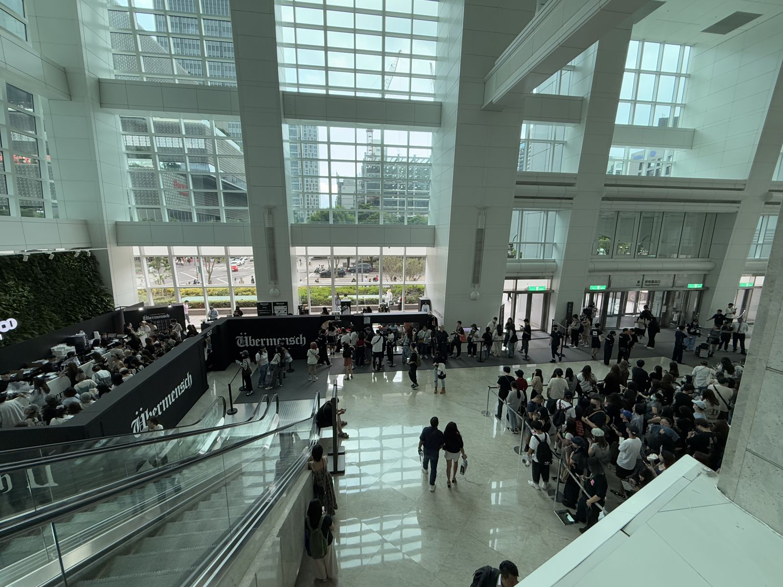 周邊商品區排滿粉絲。林奕雯攝