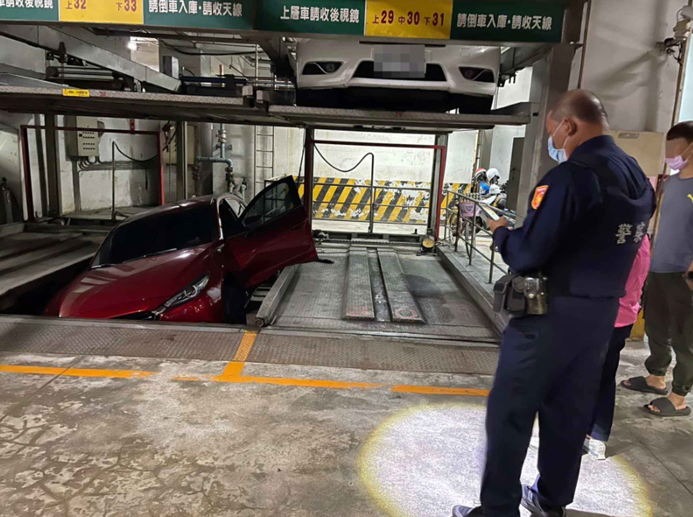 硬擠機械車位掉落維修坑重傷　婦辯「看不懂繁體字」求償125萬慘遭法官打臉