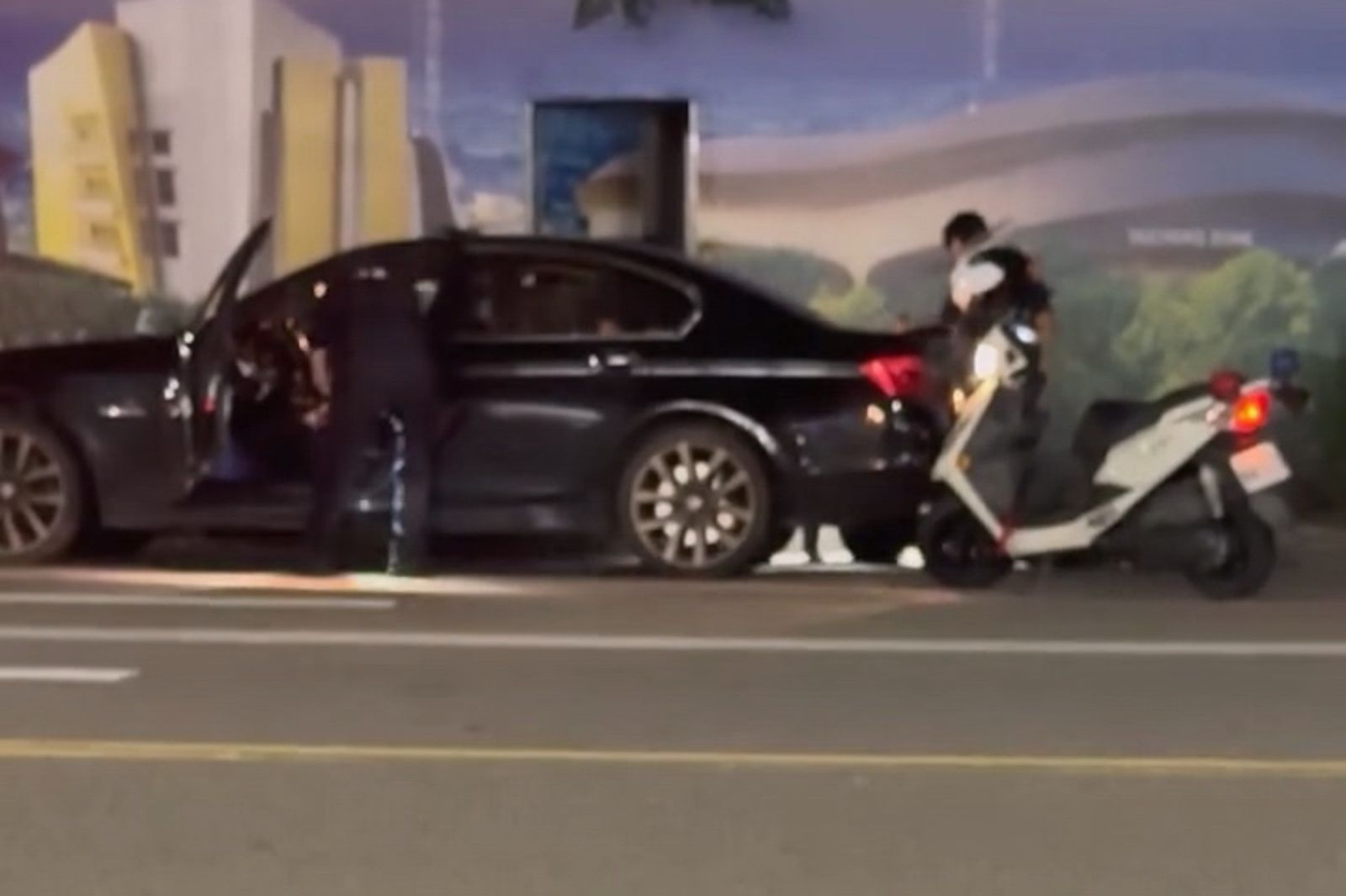 警方盤查王男轎車。畫面翻攝threads yi._.15._.08