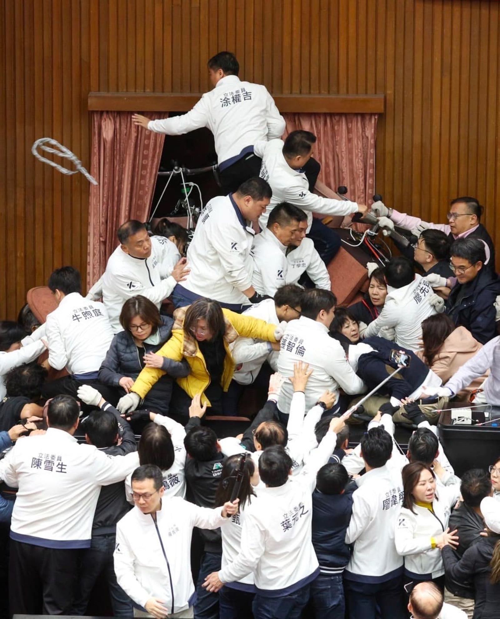 國民黨立院黨團推動多項爭議法案,朝野屢次在立法院議場爆發衝突。(圖/翻攝傅崐萁臉書)