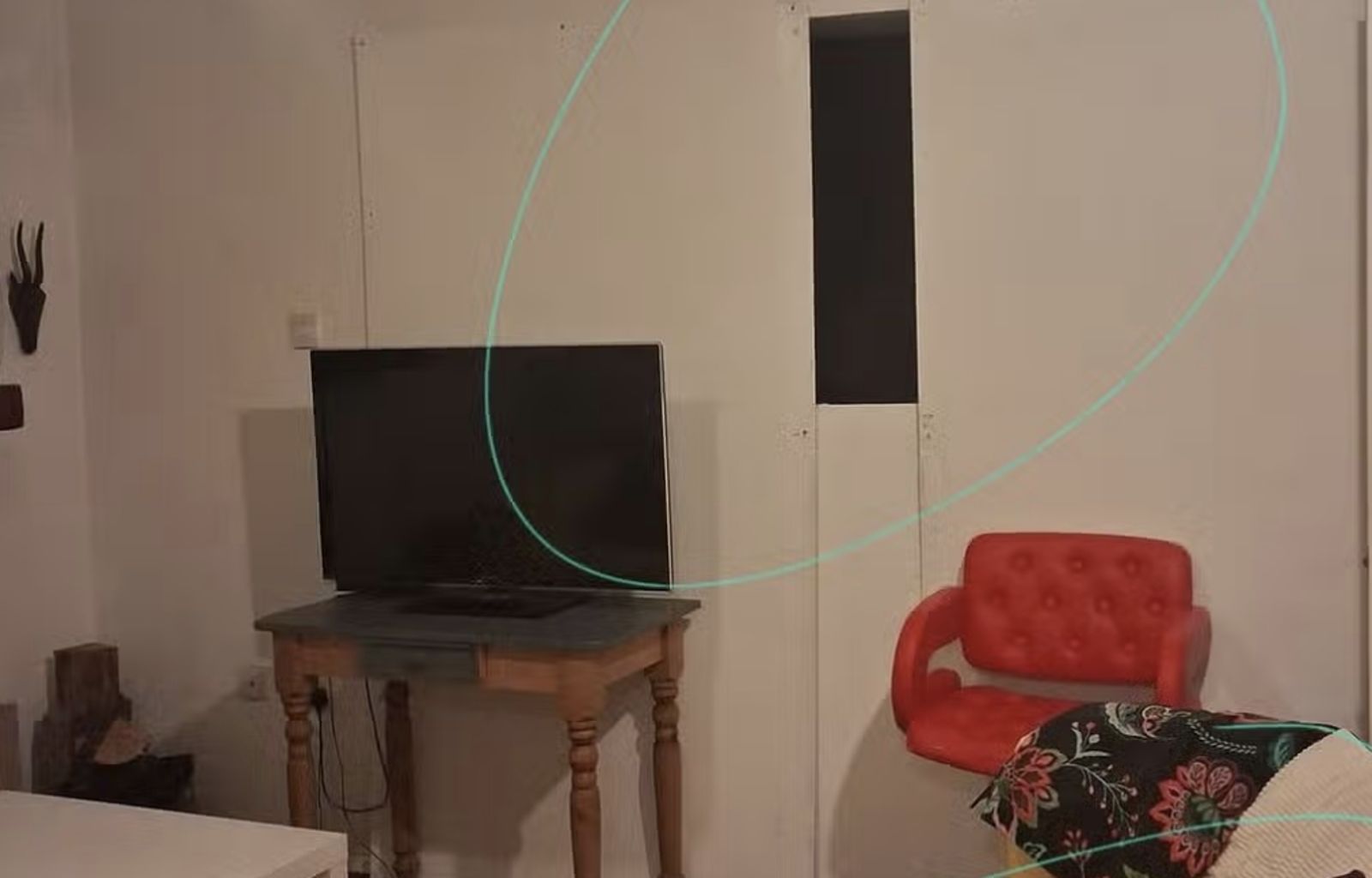入住Booking度假屋半夜傳怪聲!一家四口掀開牆壁竟藏活人 聽一句話嚇到連夜逃命