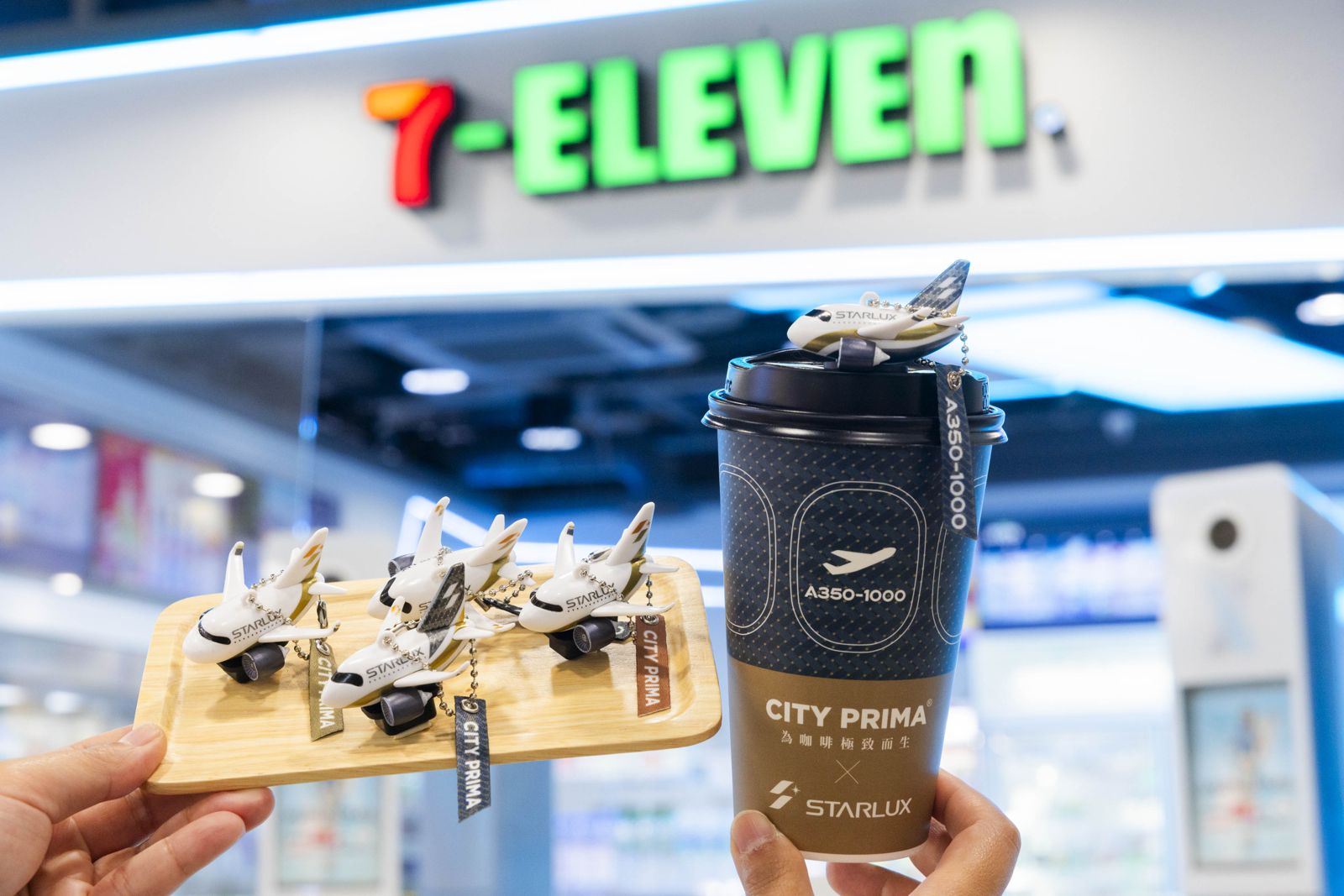 購買大杯CITY PRIMA精品咖啡任2杯加價9元,即可獲得一個限量「星宇航空飛機造型杯塞」,4款隨機出貨。(7-11供圖)