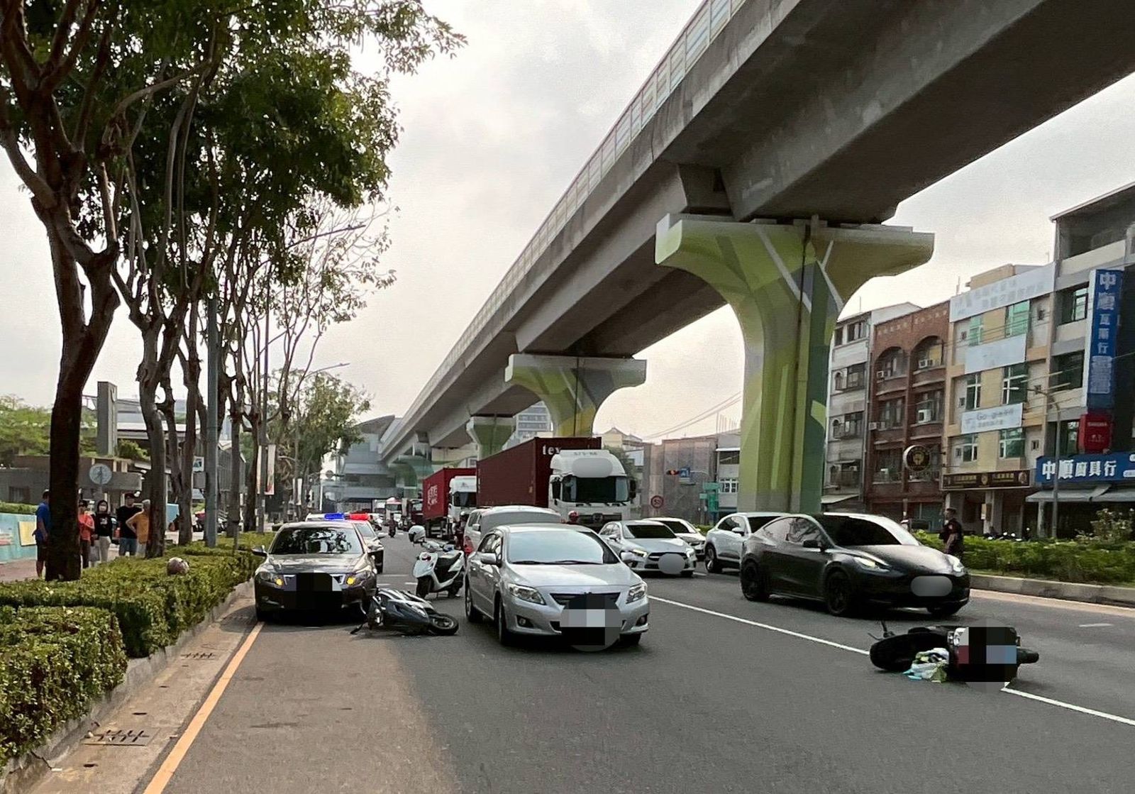 三寶大集合！楠梓阿嬤駕車「路殺」2騎士　後座豬隊友阿公「神開門」再擊落1人