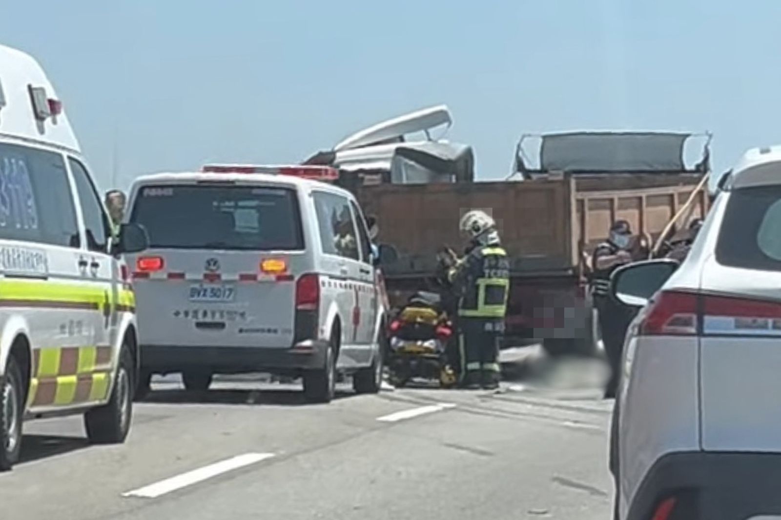 消防隊員到場搶救，但砂石車駕駛已明顯死亡。畫面翻攝24H台南道路救援(張家班)