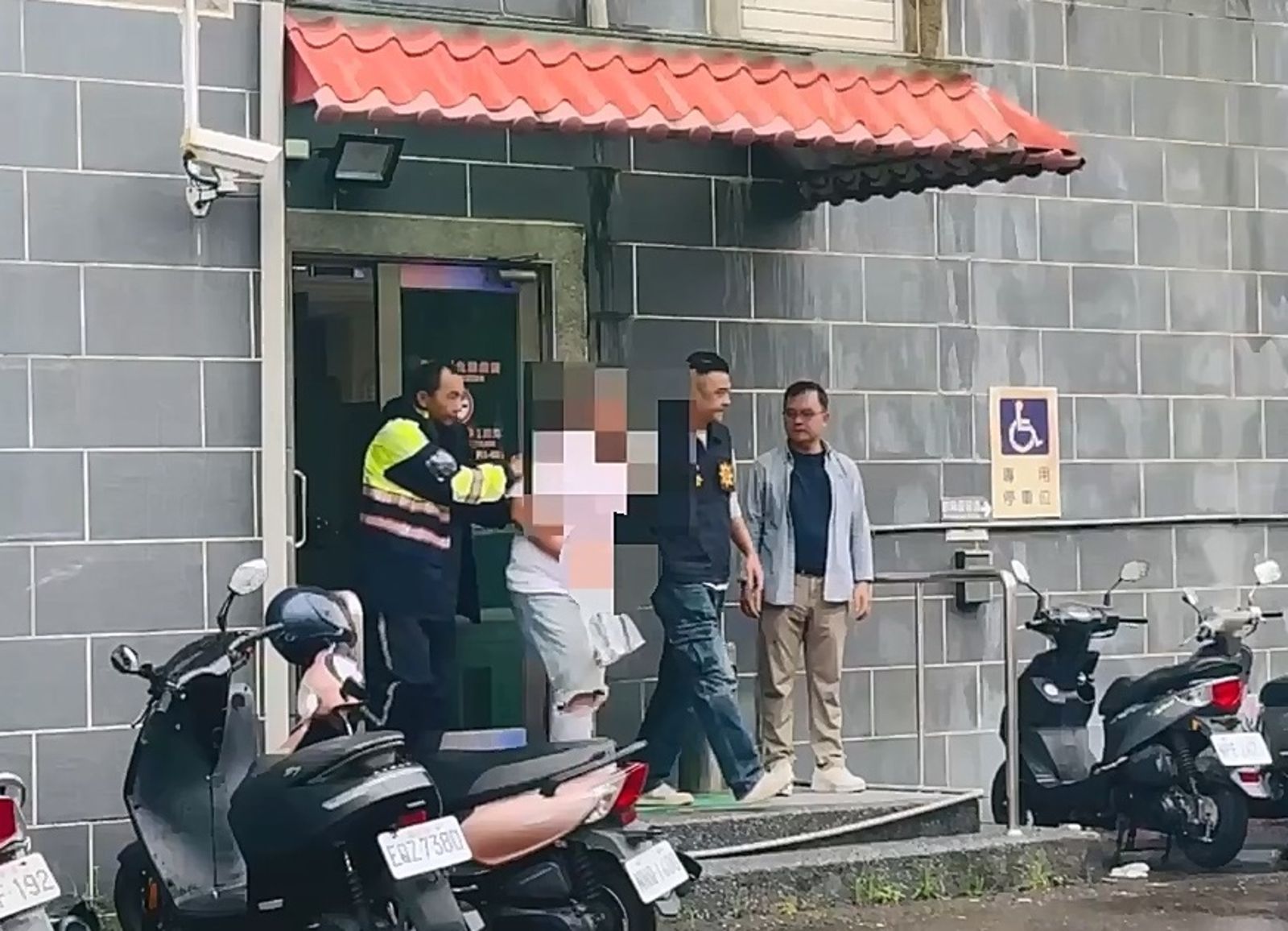 周氏蝦捲遭潑上百隻蟑螂 30歲失業嫌犯落網 警疑「僱傭糾紛」以恐嚇罪移送