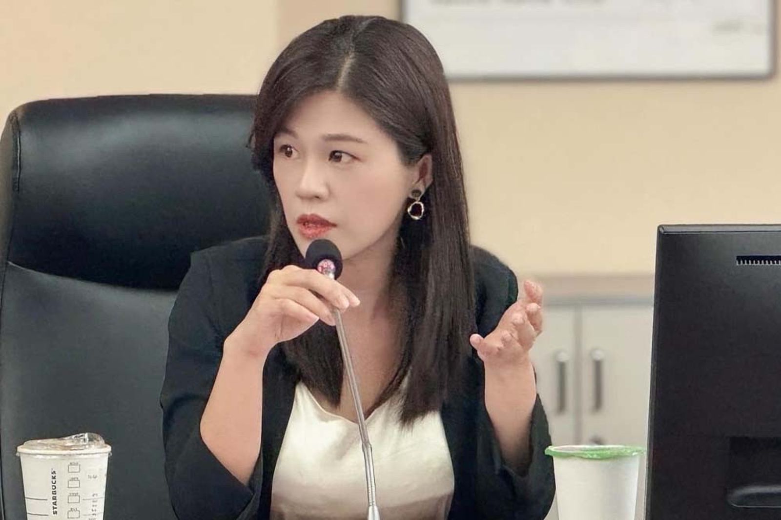 王鴻薇助理遭控勾結行銷公司索賄　洪婉臻再爆：徐巧芯也曾委託該公司宣傳