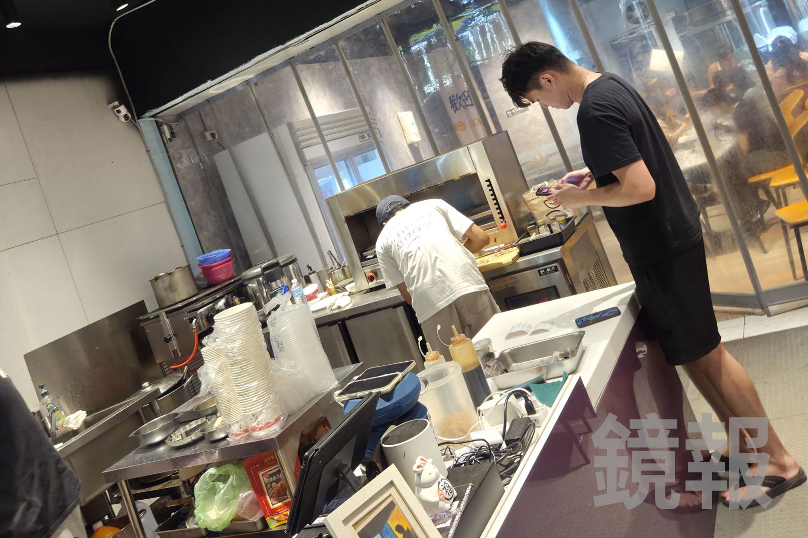 《鏡報》直擊林姓海巡隊員(黑衣者)在餐廳裡控場指揮調度,十足餐廳老闆架式。