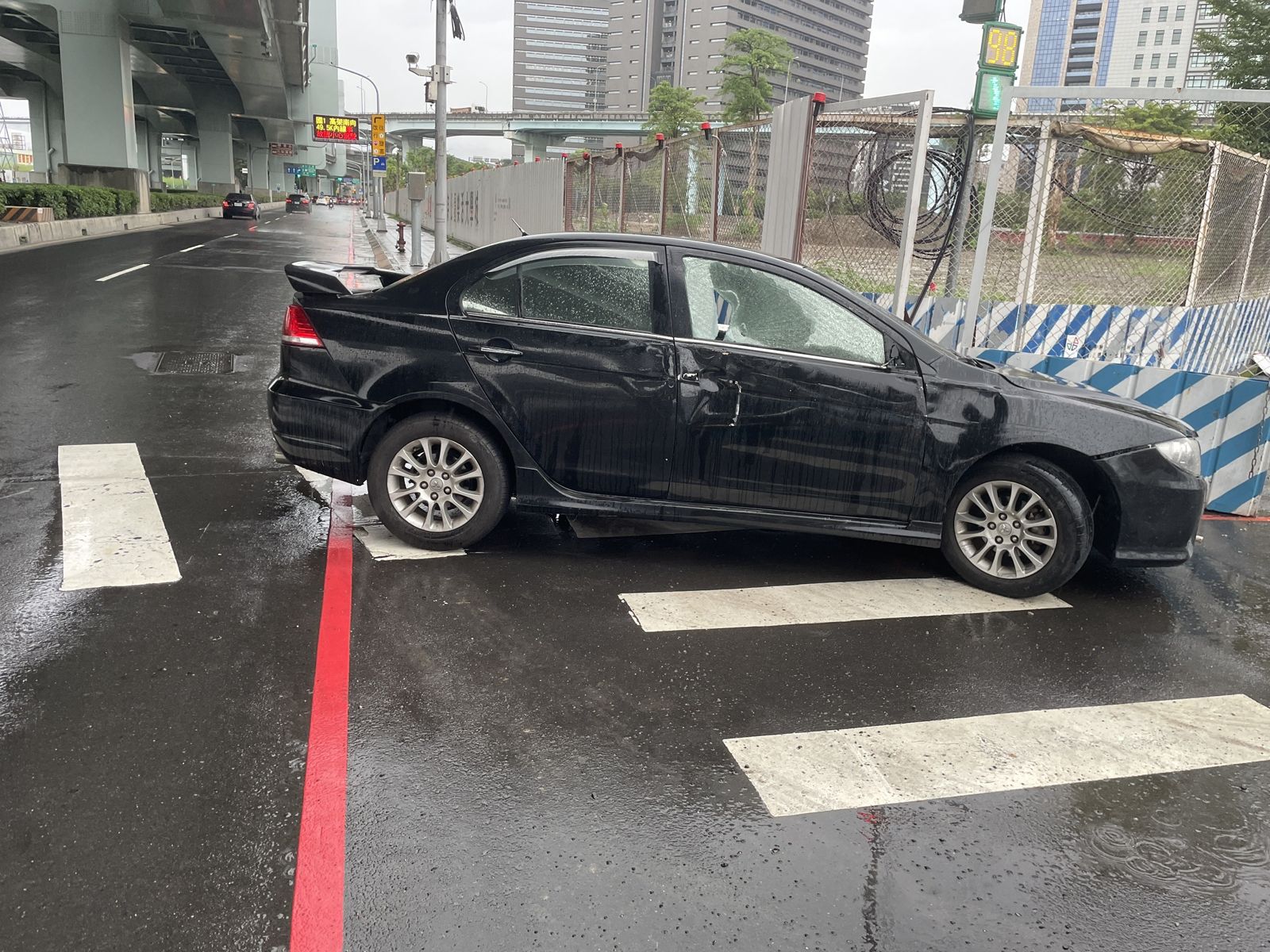 嫌犯自撞後汽車逃逸。翻攝畫面