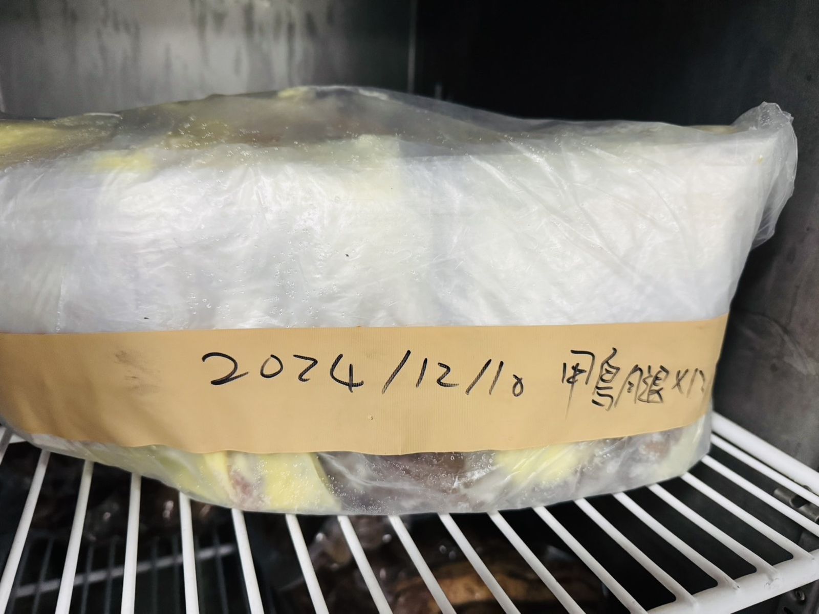 台中Forchetta廚房員工今年6月拍到,鴨腿肉外包裝寫2024年12月。