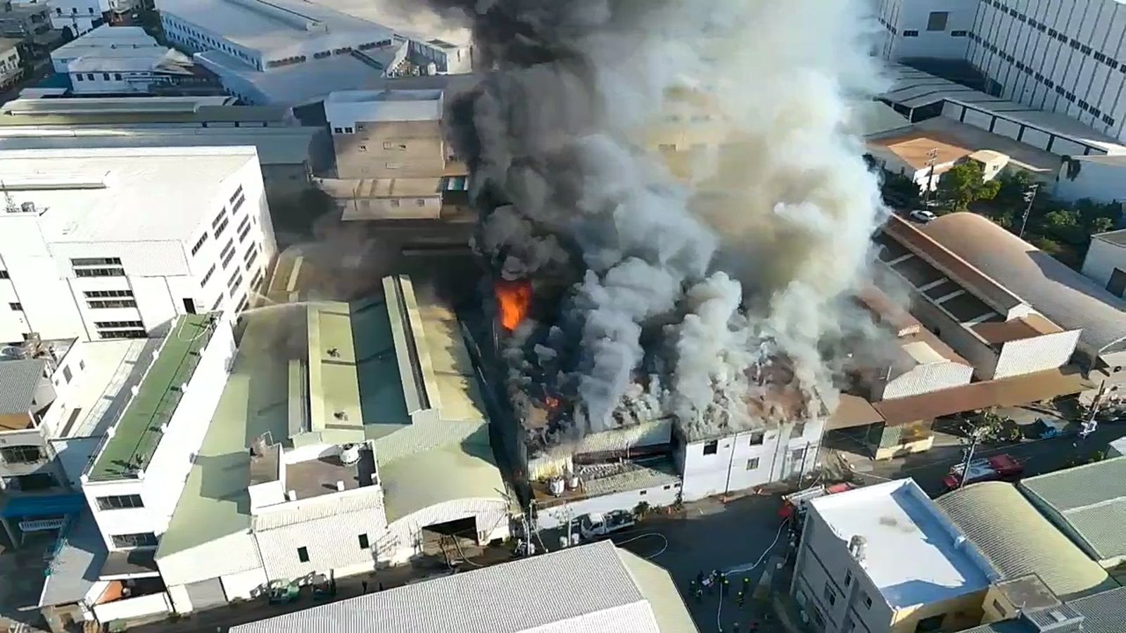 拋光工廠驚傳惡火　濃煙蔽天「全面燃燒」　消防無線電疾呼支援