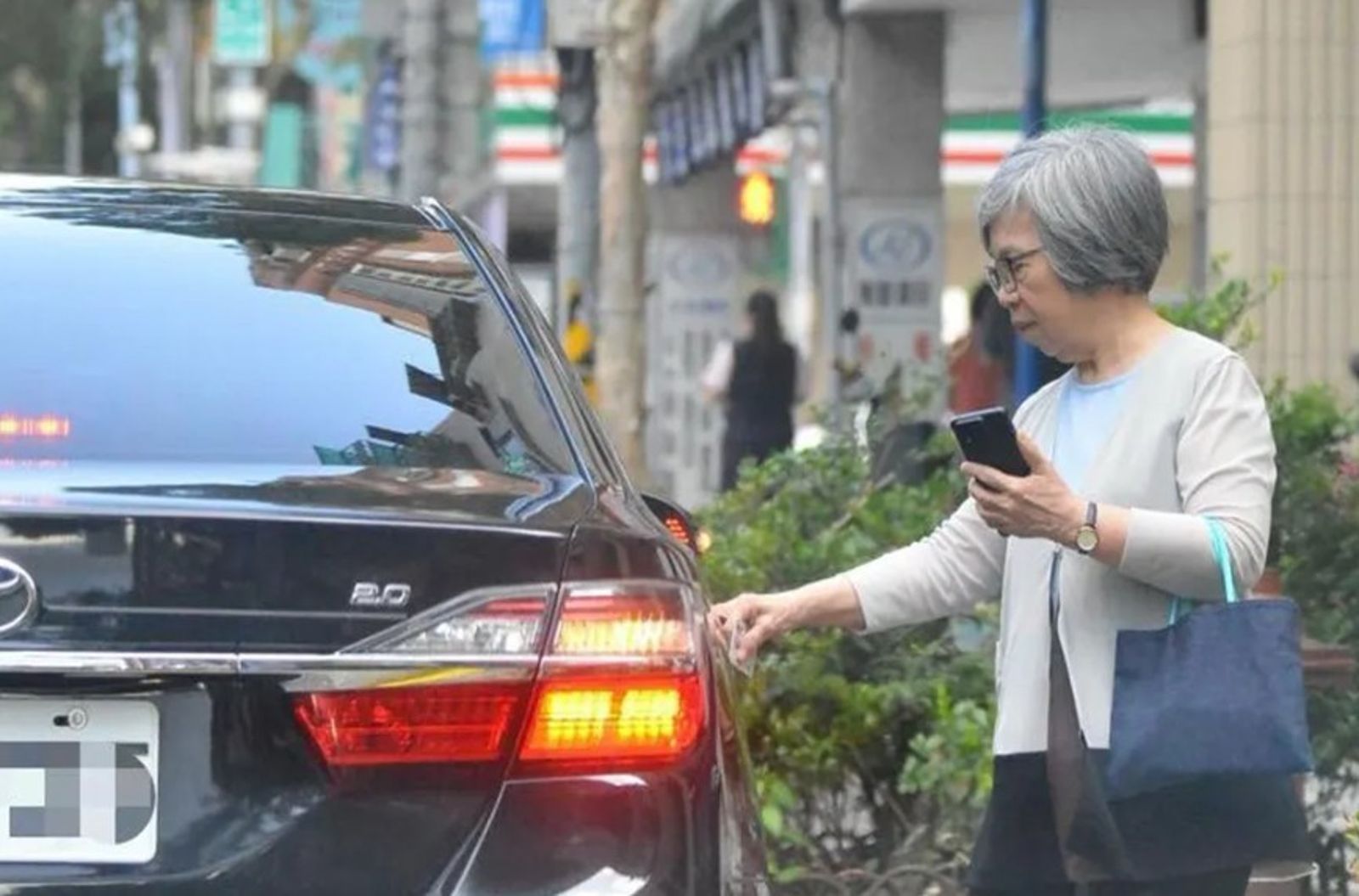 張斯綱曾拿出照片爆料,監委蘇麗瓊濫用公務車。(圖/翻攝張斯綱臉書)