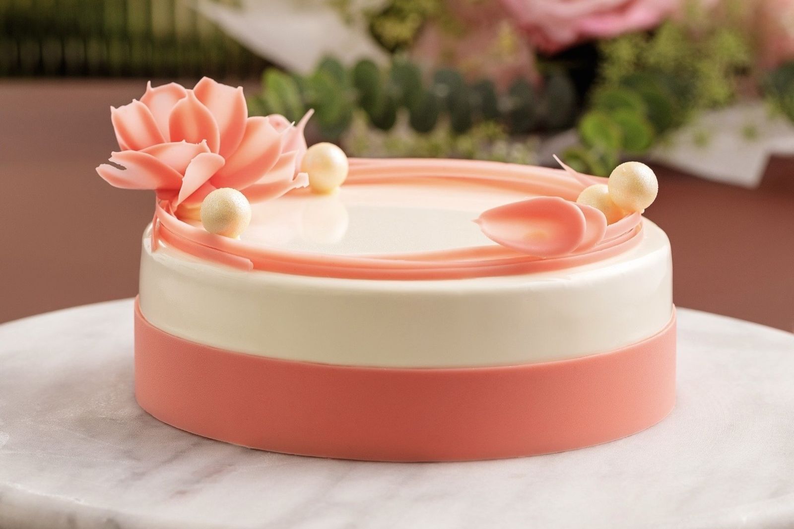 入住「寵愛媽咪 孝親月住房專案」，贈送價值1,380元的母親節蛋糕，內餡以南部小農的新鮮紅心芭樂為媽咪打造甜蜜回憶。（國聯大飯店供圖）