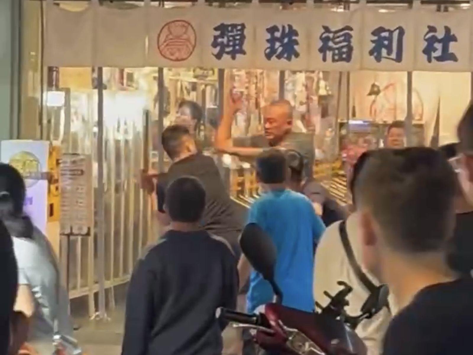 萬華艋舺夜市昨(18日)晚上發生鬥毆事件,4名男子疑似酒後口角打了起來。翻攝cos_iao Threads