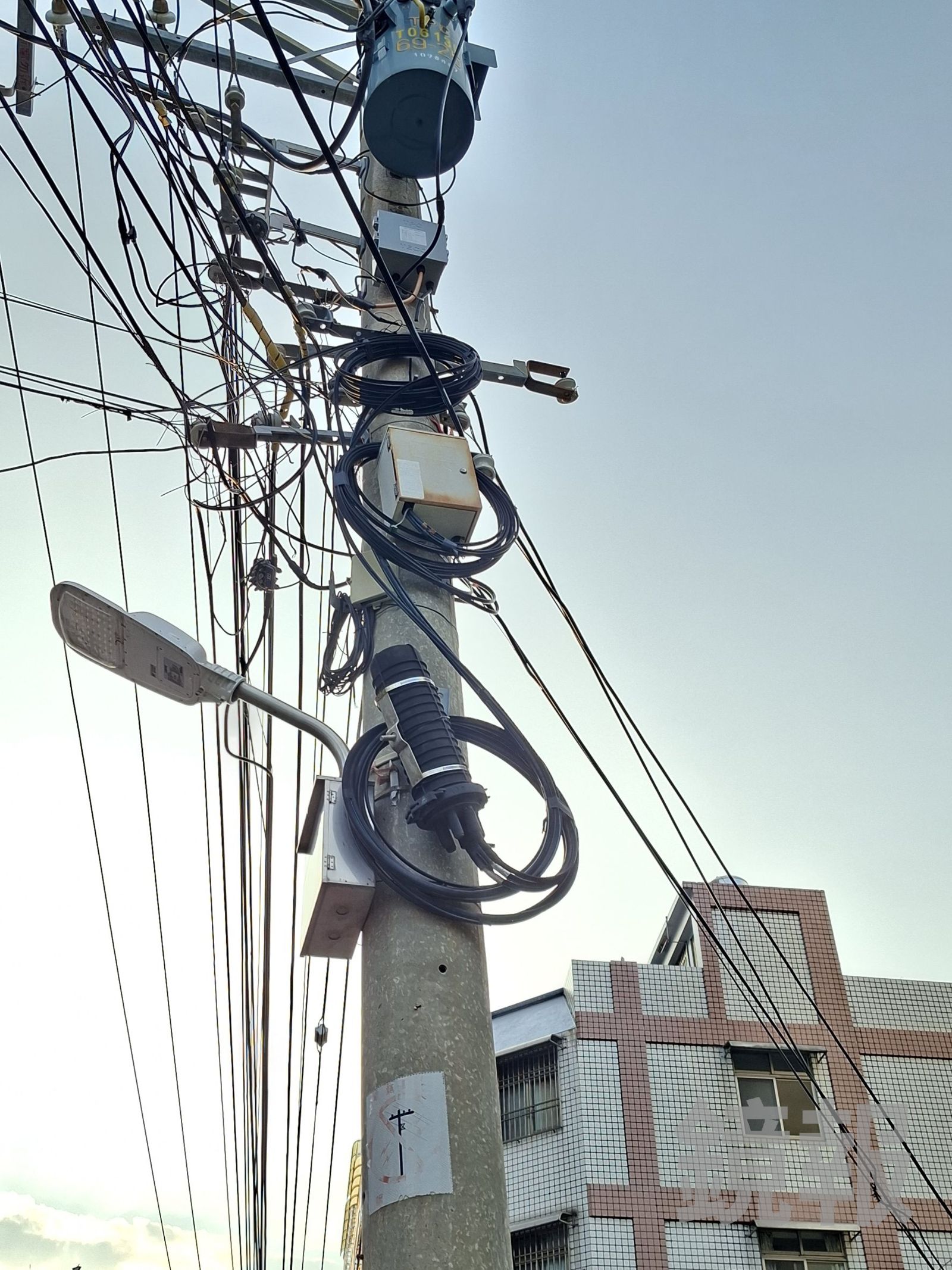 台中街道的路燈、電桿與號誌桿纏滿各式纜線,被譏「空中甜甜圈」。台中市議員張芬郁提供