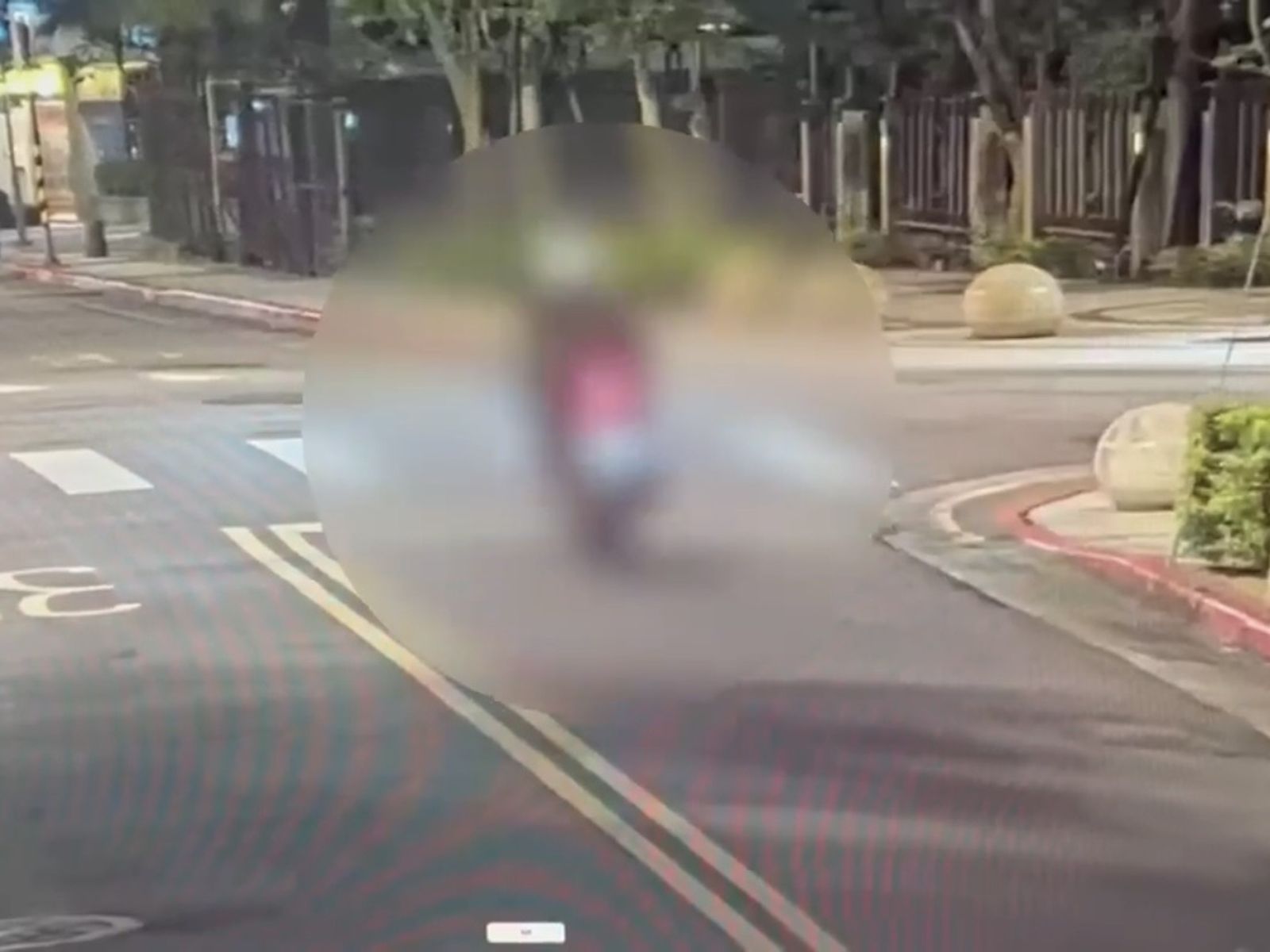 吳姓嫌犯換騎機車離開。翻攝畫面