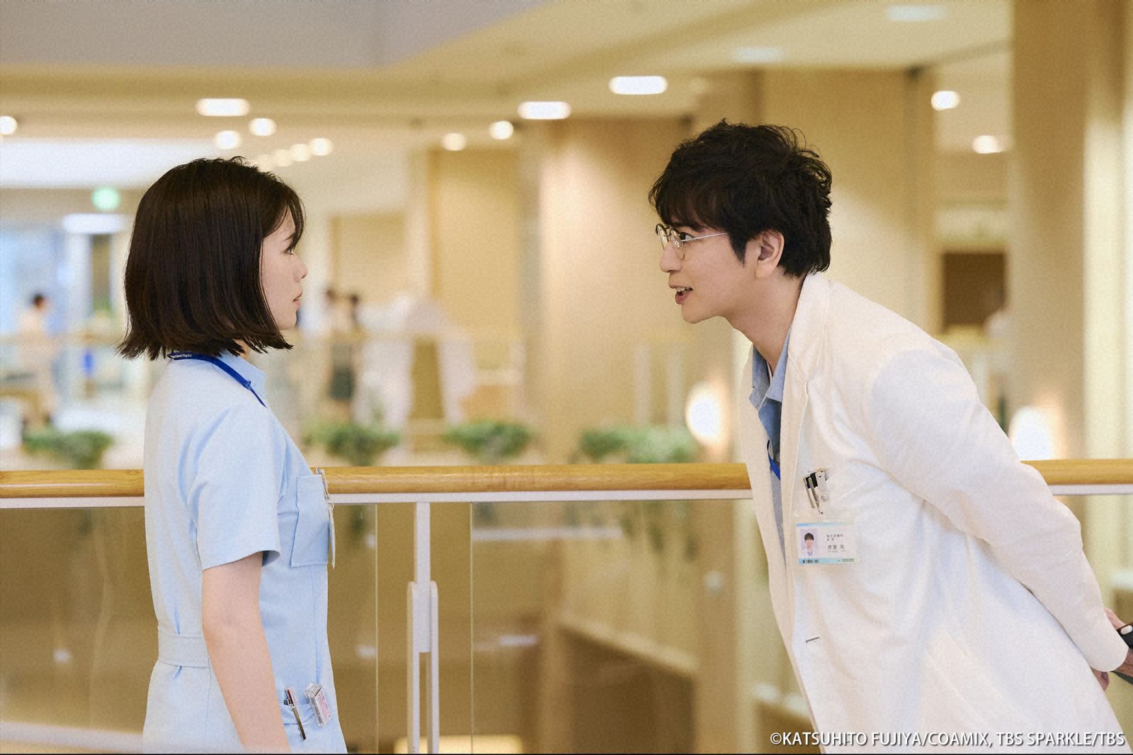 松本潤（右）劇中耐心引導小芝風花飾演的後輩，兩人在診療現場逐漸培養出默契。Hami Video提供