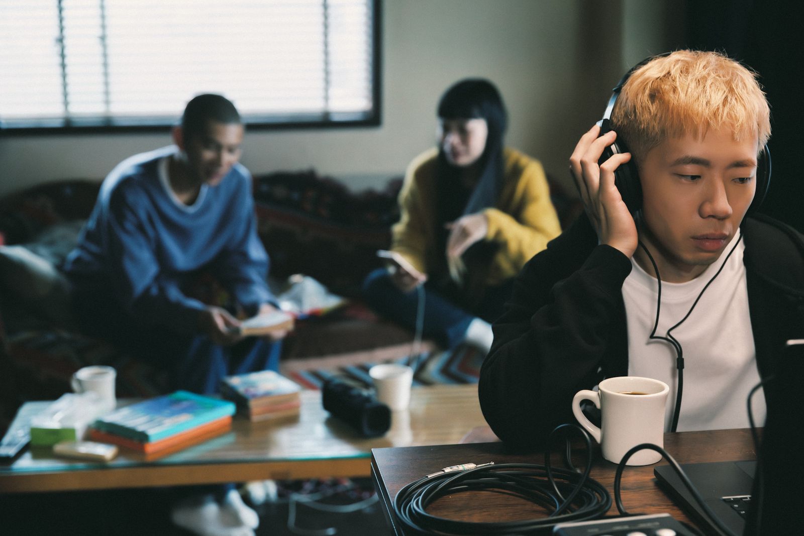 鄭興(右)首次挑戰演出劇情MV被讚有天份。好的秋工作室提供