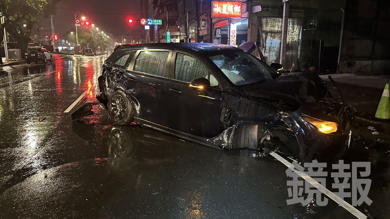 這下糗了！雨夜飆車畫面曝　43歲男打滑「連撞3輛警車」恐賠慘