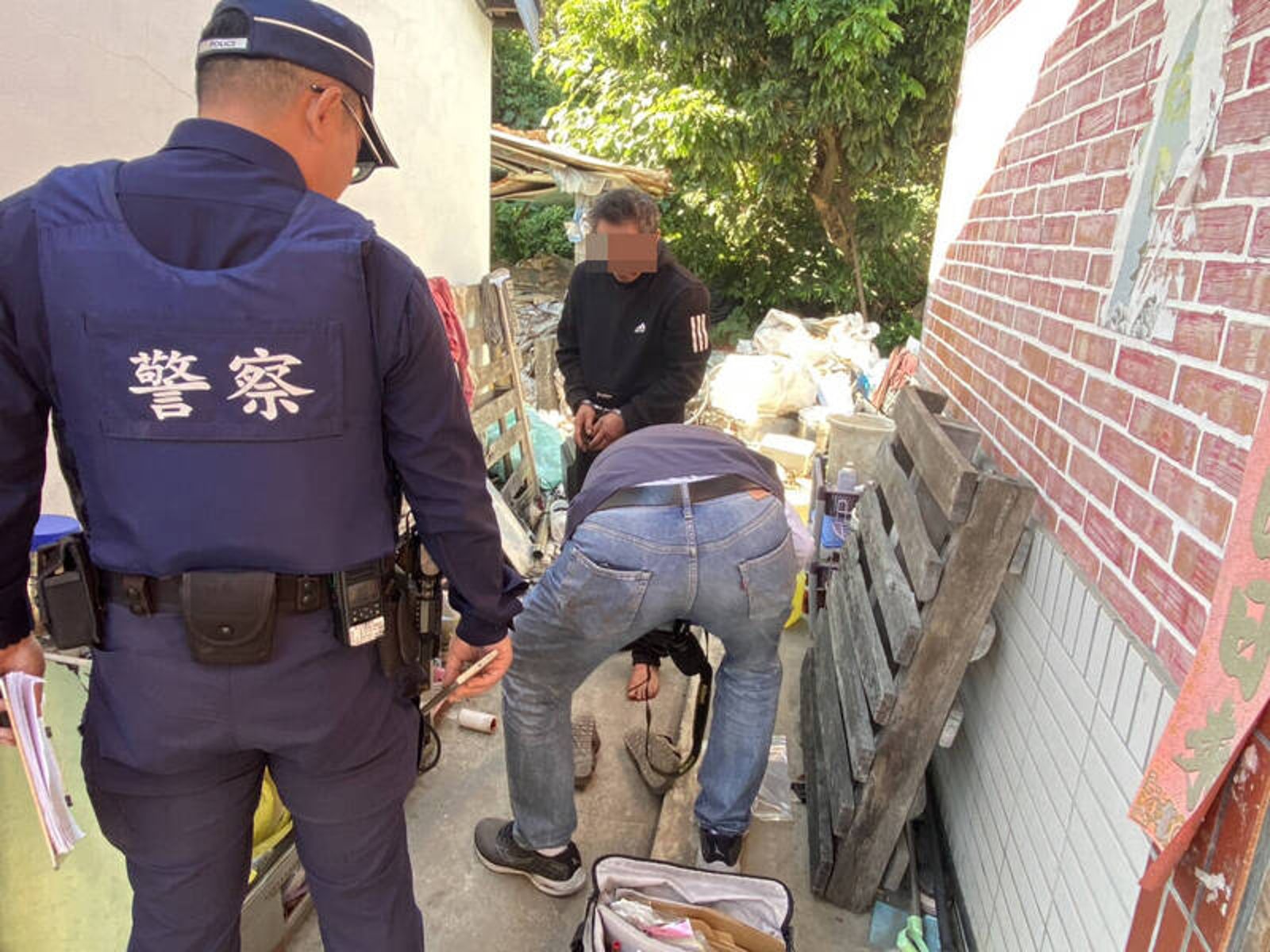 聚會喝到掛隔天好心喚醒友人　45歲男「起床氣」抓鐵塊砸頭害命危