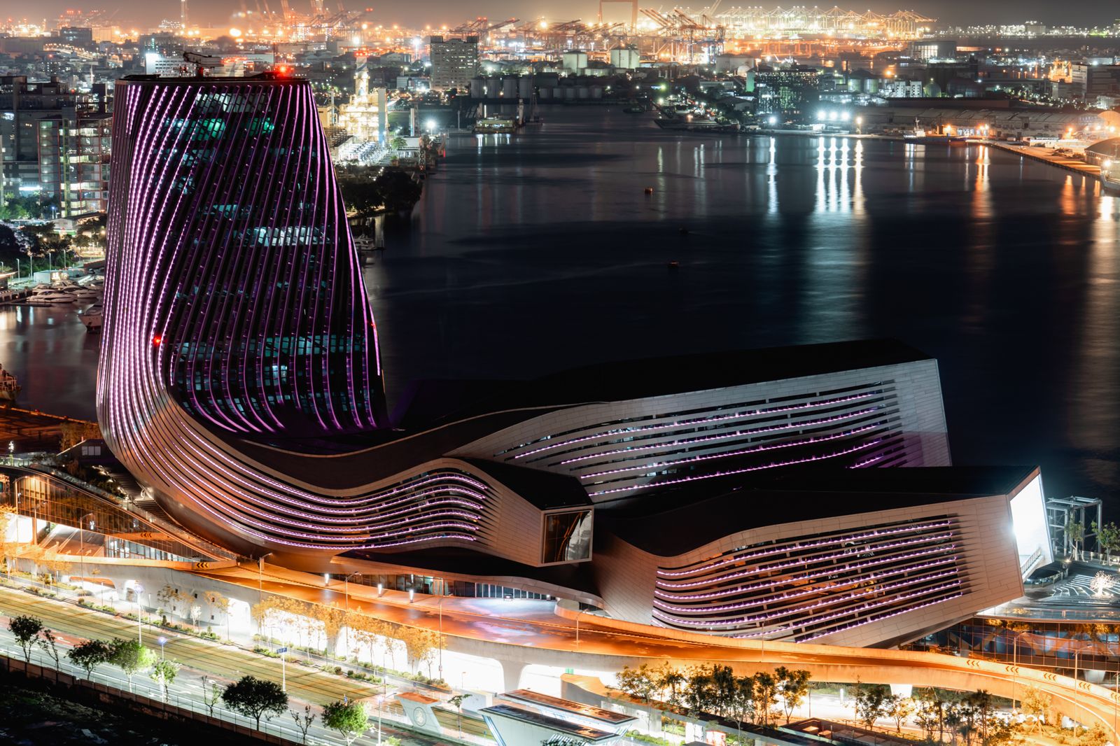 高雄港旅運中心也點亮粉紅色系燈光。Live Nation Taiwan