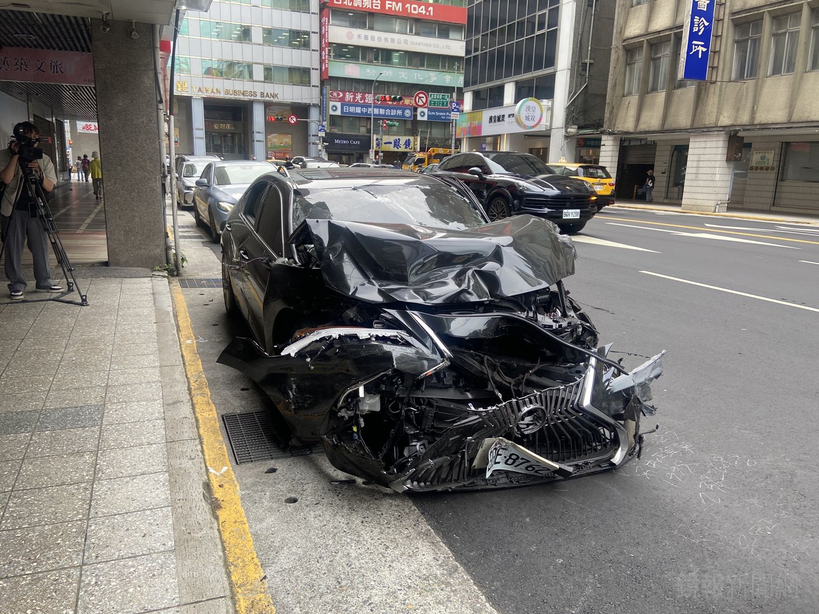 邱姓老翁的車輛車頭全毀。翻攝畫面