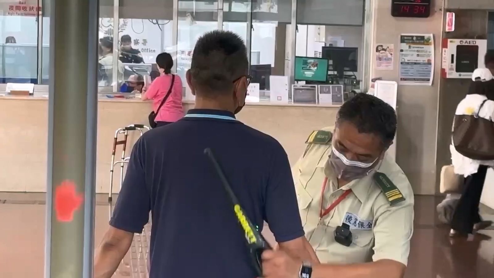 中聯油脂總經理余凌冲17日下午接受安檢後,進入台中地方法院。民眾提供