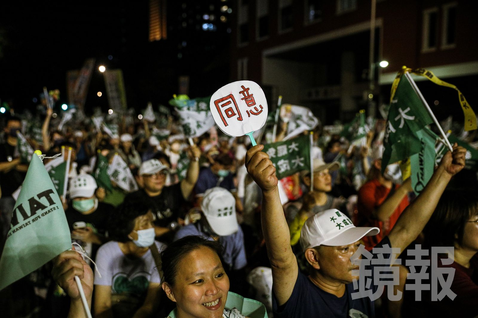 現場民眾自製罷免小物，呼籲大家投下同意罷免票。（圖／鄒保祥攝）